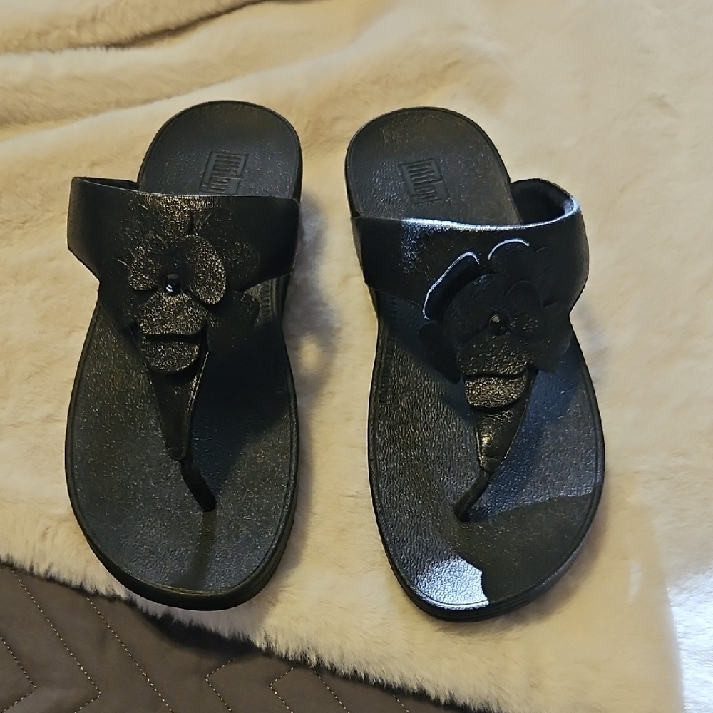 FIT FLOP THONG SANDALS